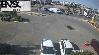Bodrum’da dehşet anları: Kavşakta çarpışan motosikletten yola savruldular