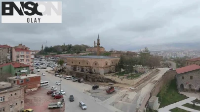 691 yıldır kapıları kapalı kalan Niğde'nin değerli yapılarından Sungur Bey Camii, sessizliğine son veriyor