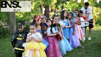 Çöpe gidecekler podyumu salladı: Minik tasarımcıların geri dönüşüm şovu