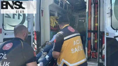 Motosiklet sürücüsünün başarılı manevrası: Park halindeki araca çarpmadan durabildi!