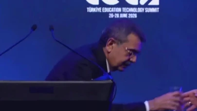 Zirvede dikkat çeken detay: Bakan Tekin herkesi şaşırttı