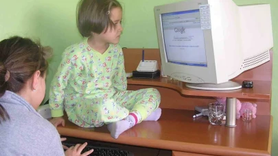 Çocuğunuzu susturmak için eline verdiğiniz tablet aslında geleceğini çalıyor: Uzmanlardan kritik uyarı