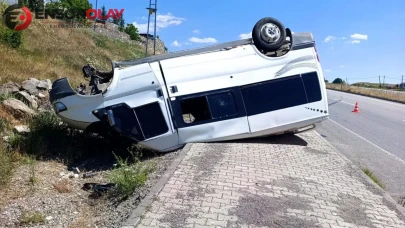 Bingöl-Erzurum karayolunda meydana gelen trafik kazasında minibüs devrildi: 1 kişi yaralandı