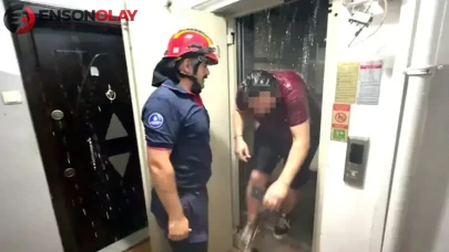 Avcılar'da su saatinin sökülmesi sonucu oluşan su baskını, bir kişinin asansörde mahsur kalmasına neden oldu