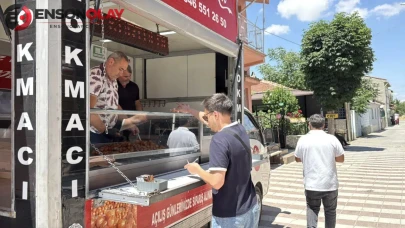 Boşanmasını lokma dağıtarak kutladı : 'Boşandım kurtuldum' yazısı dikkat çekti