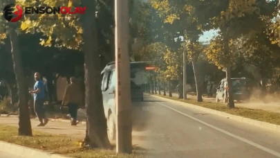 Arabayla kaldırımdan ilerledi… Yayalardan yol istedi!