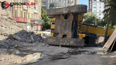 Kayseri'de apartman yıkımı : İş makinesi devrildi, operatör yaralandı