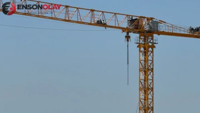 Bolu'daki üniversitenin ek bina inşaatında maaş sorunu: İşçiler vinçten indi