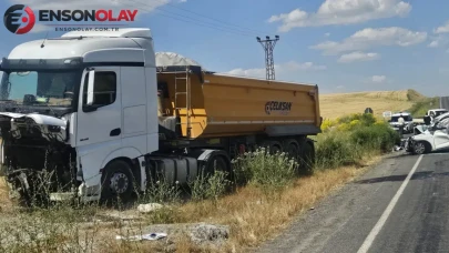 Muş'ta hafif ticari araçla kamyon çarpıştı : 2 ölü, 2 yaralı