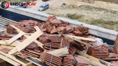 Bursa'da devrilen kiremitlerin altında kalan 2 işçi yaralandı