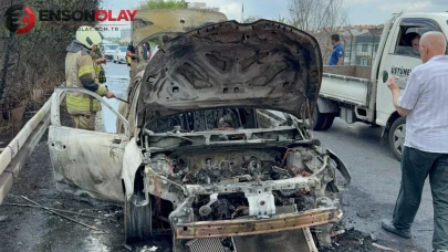 Bayrampaşa'da seyir halindeki otomobil alev alev yandı