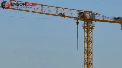 Bolu'daki Üniversite İnşaatında İşçilerin Maaşları Gecikince İsyan Etti: Kule Vincine Çıktılar