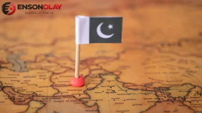 Pakistan'da yağış faciası : Kerpiç evin çatısı çöktü, çok sayıda kişi öldü