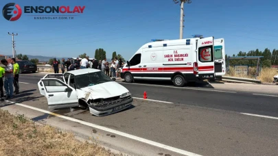 Afyonkarahisar'da otomobil bariyerlere çarptı : 3'ü çocuk 6 kişi yaralandı