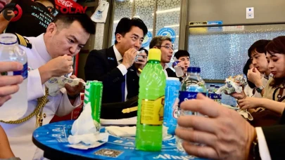 Japonya Savunma Bakanı Koizumi İstanbul'da : Eminönü'nde balık ekmek yedi