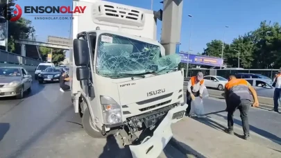 Bahçelievler'de D-100 Karayolu'nda Kamyonet, Yönlendirme Direğine Çarptı: Sürücü Mahsur Kaldı