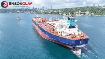 Karadeniz'de saldırıya maruz kalan petrol tankeri, 4 ay sonra İstanbul Boğazı'ndan emniyetle geçti