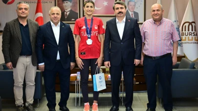 Milli tekvandocu madalya sevincini Oktay Yılmaz'la paylaştı