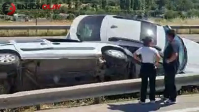 Bursa'da iki otomobil orta refüje saplandı : Araçlar bariyerlerin arasında sıkıştı