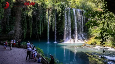 Antalya'da sıcaktan bunalanlar Düden Şelalesi'ne akın etti