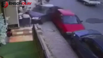 Arnavutköy'de faciadan dönüldü : Otomobil bebek arabası ve yayaya çarptı