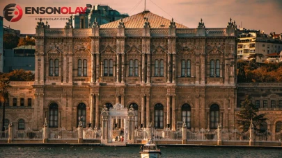 Dolmabahçe Sarayı ziyaretçilerine tarih ve fotoğraf deneyimi sunuyor