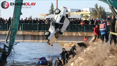 Erzincan'da sulama kanalına uçan araçtan sürücüyü kurtardılar