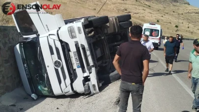 Malatya'da tır, kontrolden çıkıp devrildi
