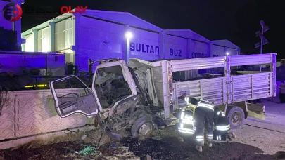 Konya'da Kamyon, Traktöre Çarptı ve Fabrika Duvarına Çarparak Faciaya Yol Açtı: 1 Kişi Hayatını Kaybetti, 3 Kişi Yaralandı