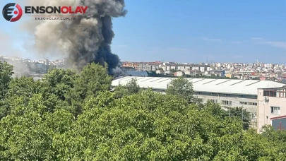Arnavutköy'de sünger fabrikasında yangın : Alevler yan fabrikaya sıçradı