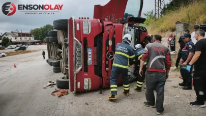 Tokat'ın Niksar ilçesinde meydana gelen trafik kazasında kamyonet devrildi, 3 kişi yaralandı.
