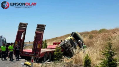Uşak'ta Tır Şarampole Devrilerek Kaza Yaptı!