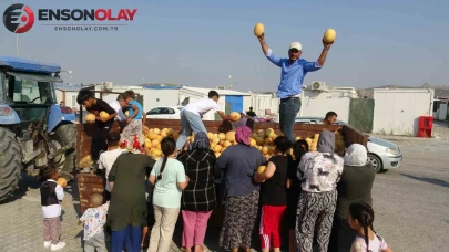 Fiyatını duyunca sinirlendi, tüccara satmak yerine tarlayı boşalttı! "Dua bize yeter" deyip 50 tonu bedava dağıttı