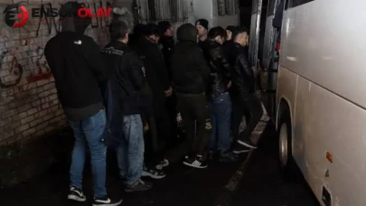 Afyonkarahisar'da göçmen operasyonu : 14 göçmen tır dorsesinde yakalandı