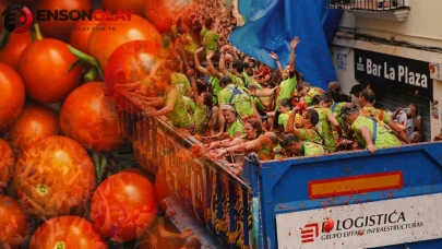 İspanya kırmızıya boyandı: Hem eğlencenin hem de temizliğin olduğu festivale binlerce kişi akın ediyor