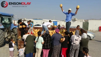 'Hayır duası bize yeter' diyen çiftçi tonlarca kavunu depremzedelere hediye etti