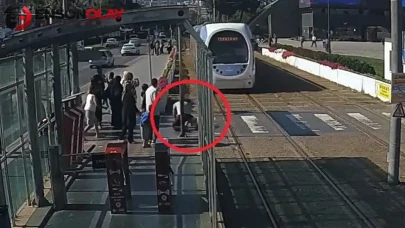 Samsun'da facianın eşiğinden dönüldü ! Tramvayın önüne koşan çocuğu son anda kurtardı
