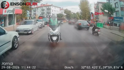 Ankara'da kurye diğer kuryeye el sallarken otomobile çarptı