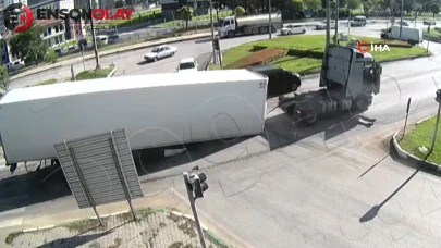 Seyir halindeki tırın dorsesi koptu