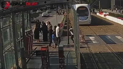 Tramvayın önüne koşan küçük çocuğu son anda kurtardı