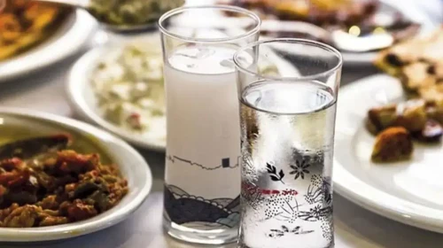 2025 Rakı Fiyatları: Yeni Rakı, Beylerbeyi Göbek, Tekirdağ, Efe, Altınbaş, İzmir Rakısı Güncel Listesi!