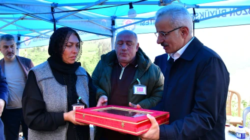 Bakan Uraloğlu, şehit Berat Mecit Day'ın ailesini ziyaret etti ve duygusal anlar yaşandı
