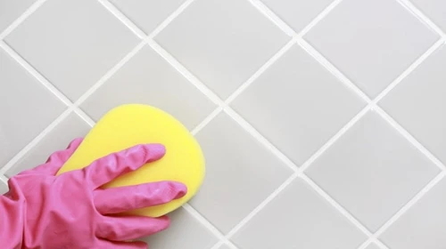 Banyo temizliğinde çığır açan yeni bir yöntem! Bu karışım sayesinde sararmış derz araları ilk günkü gibi parlıyor.