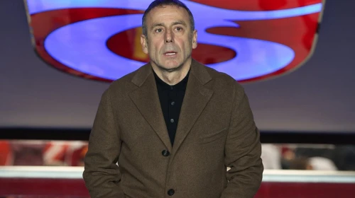 Milli futbolcu Enis Destan'ın annesi, Beşiktaş'ın teknik direktörü Abdullah Avcı'ya karşı sert bir tepki gösterdi