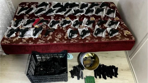 Gaziantep'te el bombası eşliğinde 45 adet silah bulundu