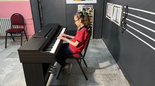 İzmir'in Müzik Arenasında Parlayan Yeni Yıldız: Belinay Şahingöz