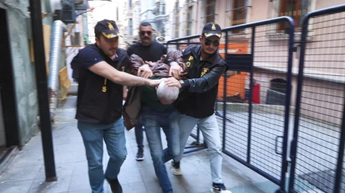 CHP Liderine Saldıran Şahıs, Polis Tarafından Yakalanarak Gözaltına Alındı ve Merkeze Sevk Edildi