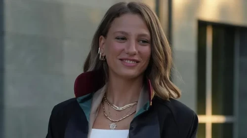 Serenay Sarıkaya, Milyonluk İmzayı Attı! Reklam Devleri Peşini Bırakmıyor: Ünlü Oyuncu Dizileri Bıraktı