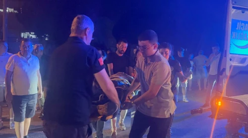 Antalya’da Gece Yarısı Feci Kaza: Motosiklet Sürücüsü Ağır Yaralandı