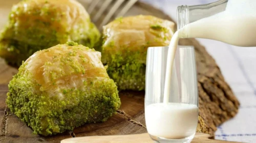 Baklava ve diğer şerbetli tatlılar neden sütle servis ediliyor?